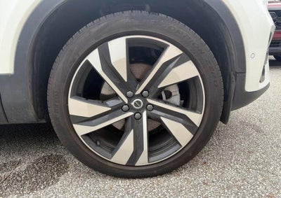 2024 Volvo XC40 B5 AWD Plus Dark Theme