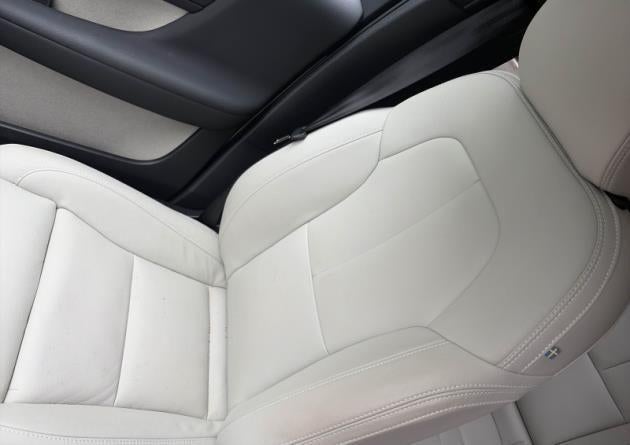2024 Volvo XC40 B5 AWD Plus Dark Theme