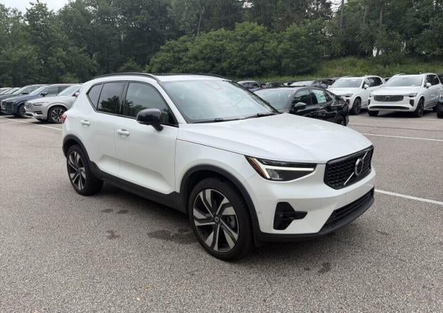 2024 Volvo XC40 B5 AWD Plus Dark Theme