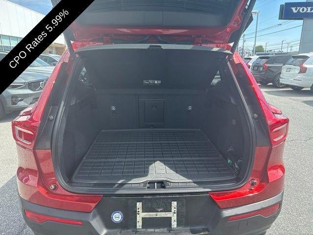 2024 Volvo XC40 B5 AWD Plus Dark Theme