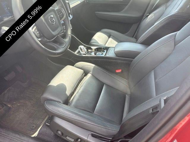 2024 Volvo XC40 B5 AWD Plus Dark Theme