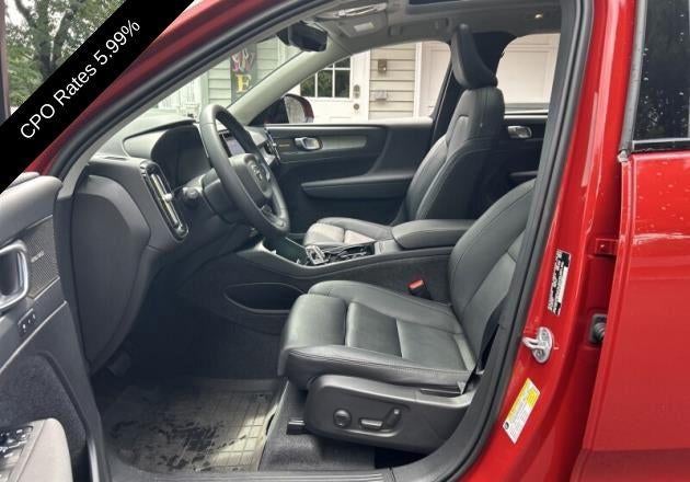 2024 Volvo XC40 B5 AWD Plus Dark Theme