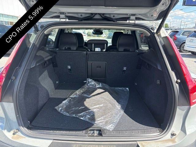 2024 Volvo XC40 B5 AWD Plus Dark Theme