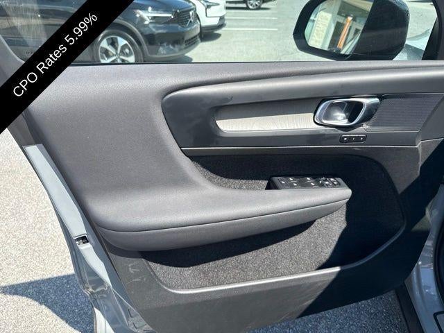 2024 Volvo XC40 B5 AWD Plus Dark Theme