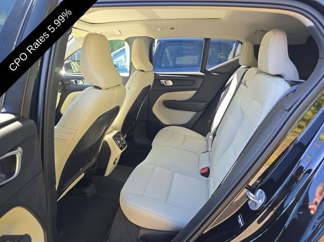 2025 Volvo XC40 B5 AWD Ultra Dark Theme