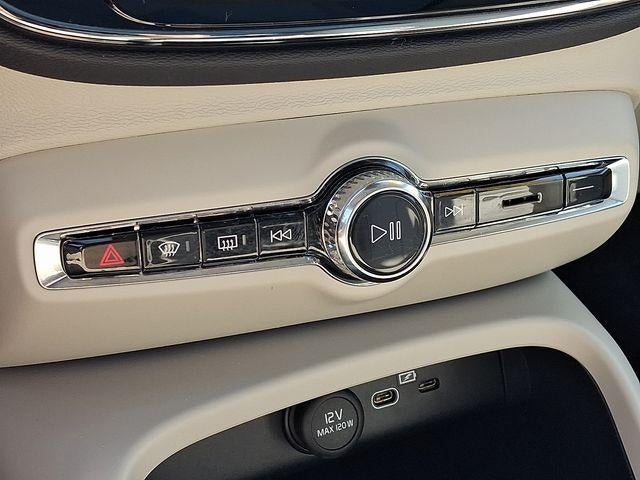 2025 Volvo XC40 B5 AWD Ultra Dark Theme