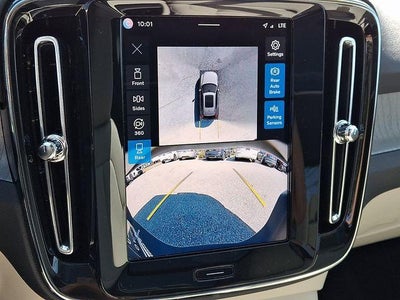 2025 Volvo XC40 B5 AWD Ultra Dark Theme