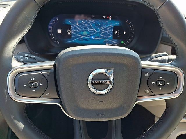 2025 Volvo XC40 B5 AWD Ultra Dark Theme
