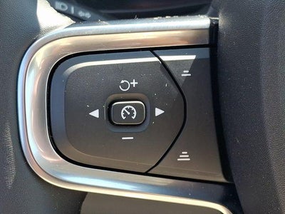 2025 Volvo XC40 B5 AWD Ultra Dark Theme