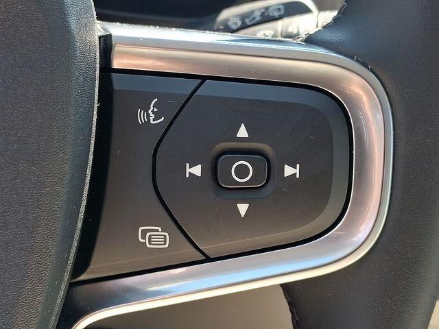 2025 Volvo XC40 B5 AWD Ultra Dark Theme