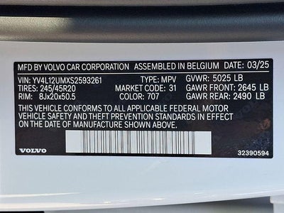 2025 Volvo XC40 B5 AWD Ultra Dark Theme