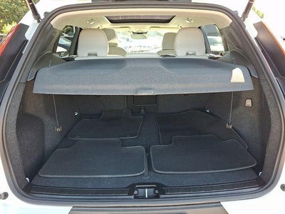 2025 Volvo XC40 B5 AWD Ultra Dark Theme