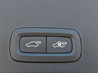2025 Volvo XC40 B5 AWD Ultra Dark Theme