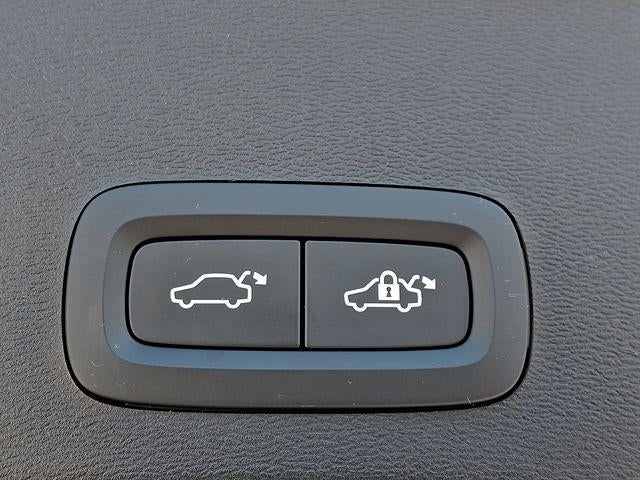 2025 Volvo XC40 B5 AWD Ultra Dark Theme