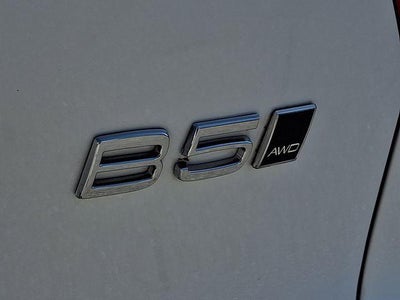 2025 Volvo XC40 B5 AWD Ultra Dark Theme