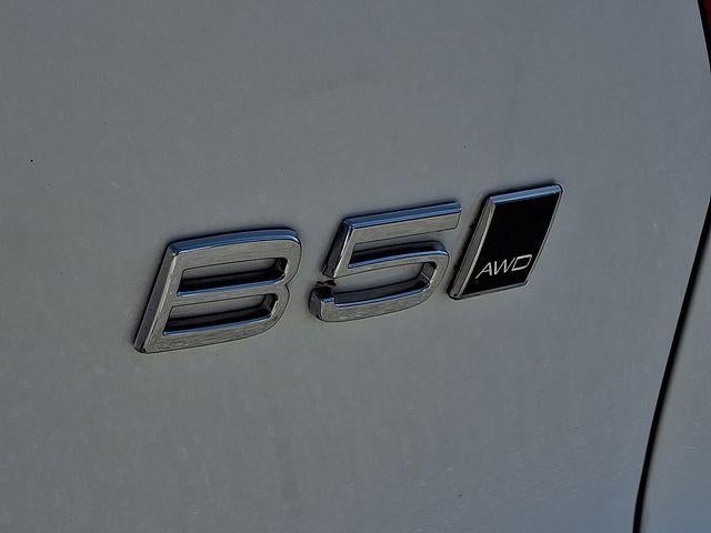 2025 Volvo XC40 B5 AWD Ultra Dark Theme