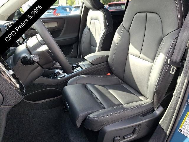 2025 Volvo XC40 B5 AWD Ultra Dark Theme