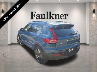 2025 Volvo XC40 B5 AWD Ultra Dark Theme