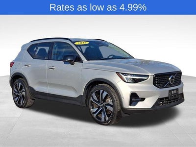 2023 Volvo XC40 B5 AWD Plus Dark Theme