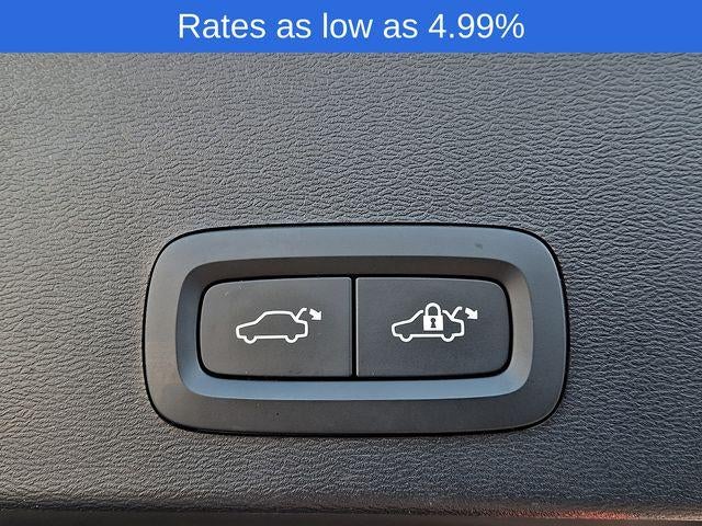 2023 Volvo XC40 B5 AWD Plus Dark Theme