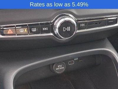 2023 Volvo XC40 B5 AWD Plus Dark Theme