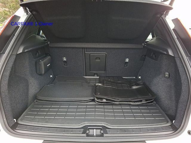 2023 Volvo XC40 B5 AWD Plus Dark Theme