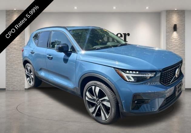2023 Volvo XC40 B5 AWD Plus Dark Theme