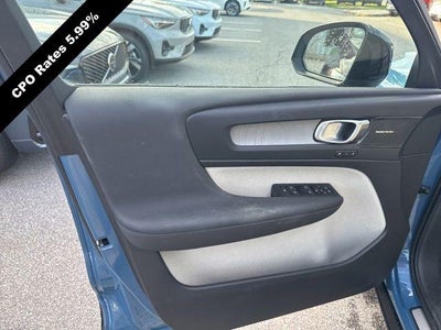 2023 Volvo XC40 B5 AWD Ultimate Dark Theme