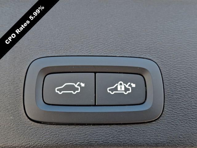 2023 Volvo XC40 B5 AWD Ultimate Dark Theme