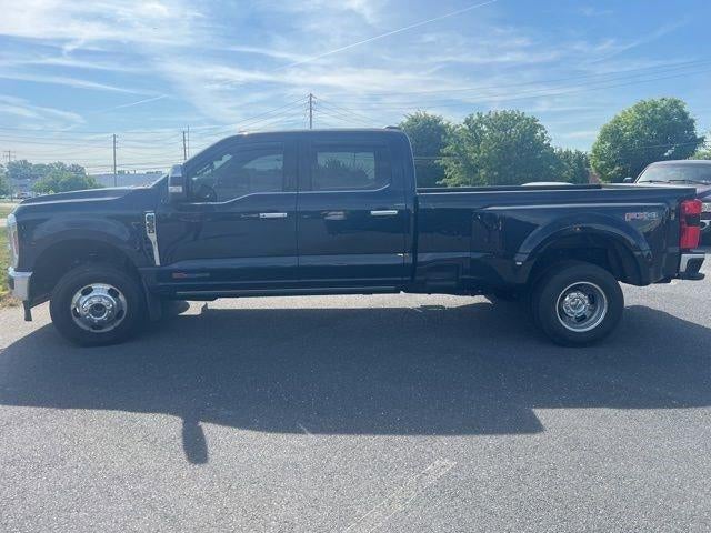 2023 Ford Super Duty F-350 DRW LARIAT 4WD Crew Cab 8' Box