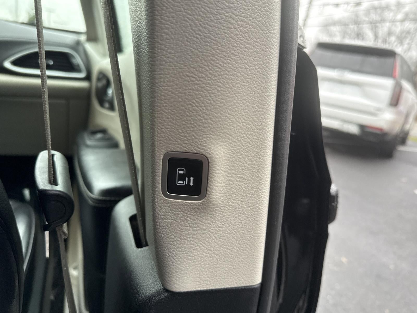 2022 Chrysler Pacifica Touring L FWD