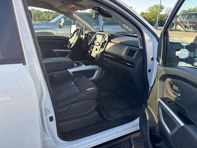 2024 Nissan TITAN Crew Cab SV 4x4