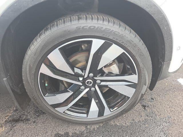 2024 Volvo XC40 Plus Bright Theme